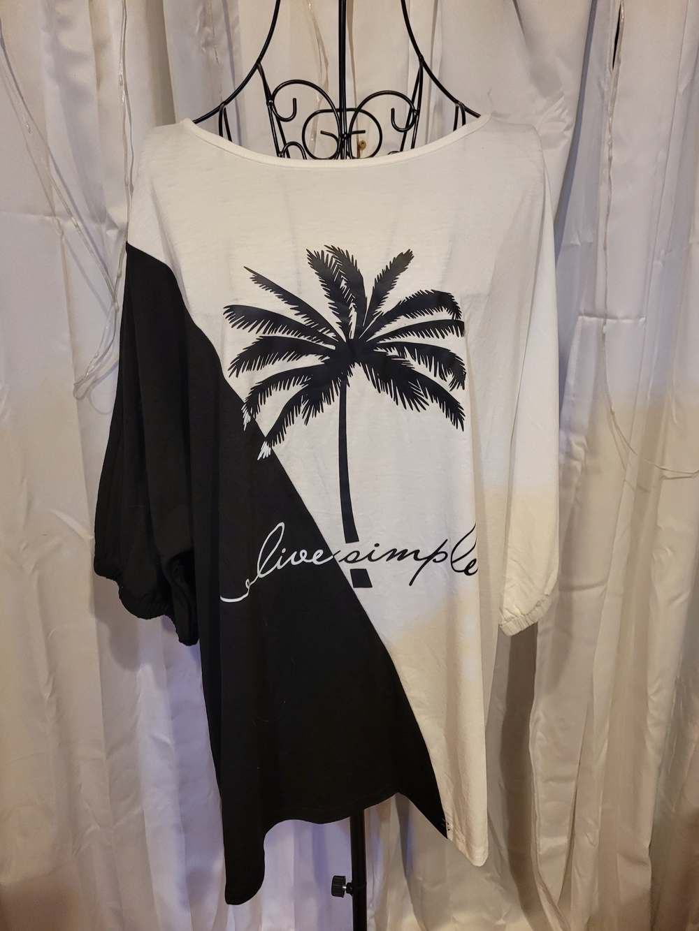 Amazon Black and White Palm Graphic Womenās Short Sleeve Top